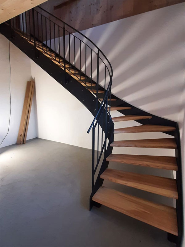 schmiede-ostin-treppenaufgang-stahl